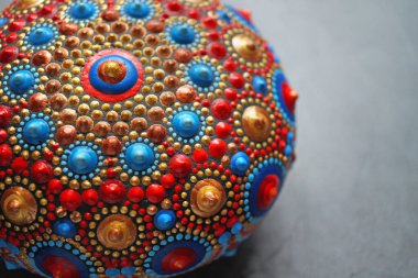 Gri arka planda güzel renkli el boyası nokta mandala, izole edilmiş.