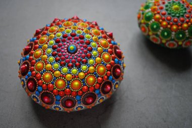 Gri arka planda güzel renkli el boyası nokta mandala, izole edilmiş.