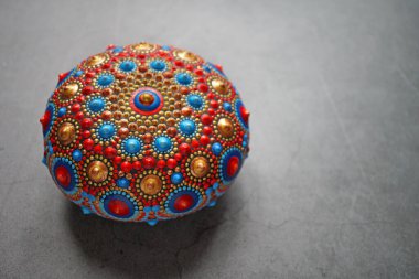 Gri arka planda güzel renkli el boyası nokta mandala, izole edilmiş.