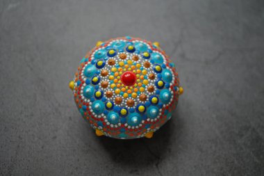 Gri arka planda güzel renkli el boyası nokta mandala, izole edilmiş.