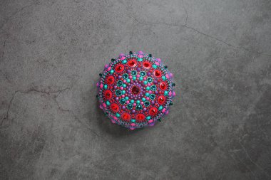 Gri arka planda güzel renkli el boyası nokta mandala, izole edilmiş.