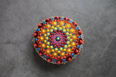 Güzel renkli el yazısı beyaz arka planda nokta mandala, izole edilmiş.