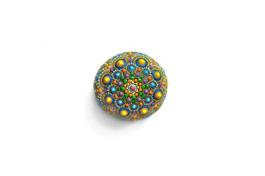 Güzel renkli el yazısı beyaz arka planda nokta mandala, izole edilmiş.