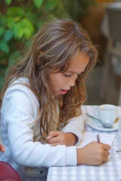 Νεαρό Κορίτσι Ετών Που Γράφει — Φωτογραφία Αρχείου