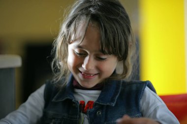 6-7 yaşlarında genç bir kız.