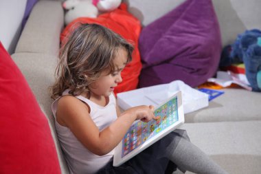 3-4 yaşlarında genç bir kız.