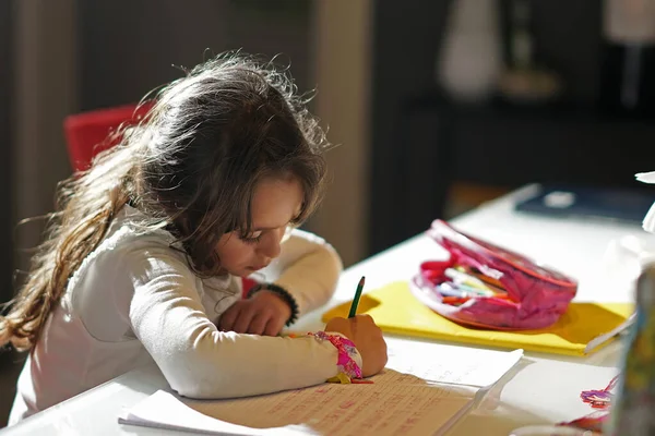 Νεαρή Κοπέλα Ετών Ζωγραφίζει Γράφει — Φωτογραφία Αρχείου