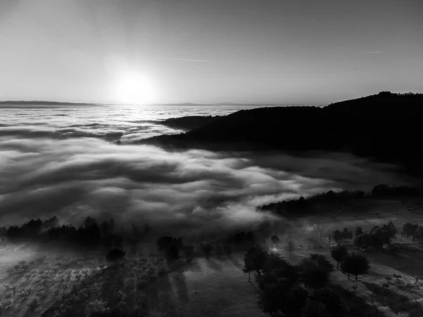 Vue par drone de la vallée de l'Ombrie en Italie au-dessus d'une mer de brouillard au coucher du soleil — Photo