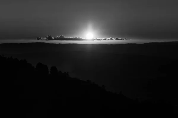 Coucher de soleil sur les montagnes et la vallée — Photo