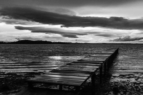 Veduta Molo Lago Tramonto Sotto Cielo Drammatico Lunatico — Foto Stock