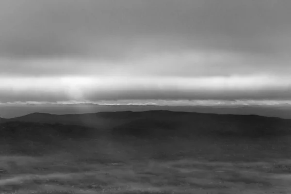 Rayos Sol Que Descienden Algunas Nubes Sobre Valle Lleno Niebla — Foto de Stock