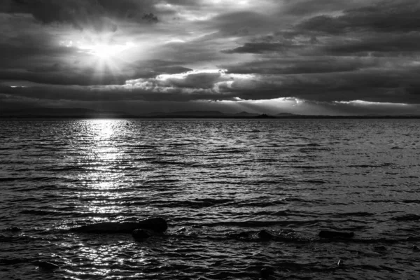Sunset Trasimeno Lake Umbria Italy Sun Coming Moody Clouds Beautiful — Stock Photo, Image