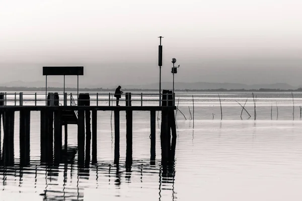 Man Fishing Pier Lake Sunset — Foto Stock