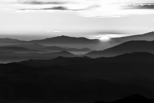日落笼罩在高山和山谷之上 — 图库照片