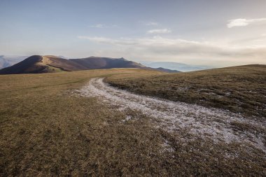 Dağların ortasında bir patika.