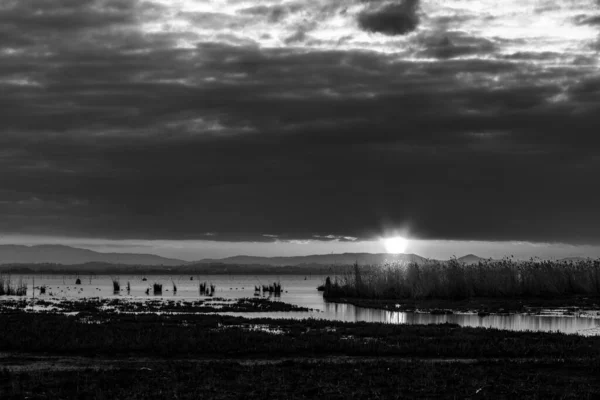 Tramonto Sotto Nuvole Scure Sopra Lago Trasimeno Umbria Italia — Foto Stock