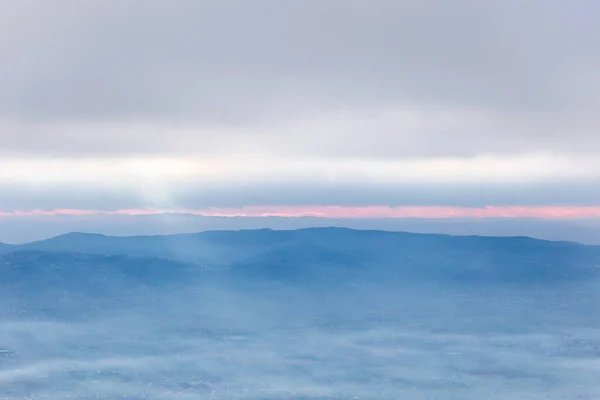 Rayons Soleil Descendant Quelques Nuages Sur Une Vallée Remplie Brouillard — Photo