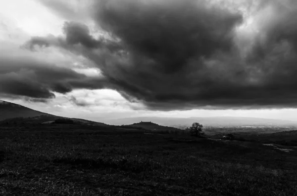 Отдаленный Взгляд Ассизи Умбрия Италия Угрюмыми Угрожающими Облаками — стоковое фото