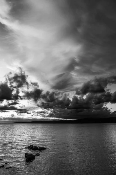Shore Trasimeno Lake Umbria Italy Rocks Water Moody Sky — Stock Photo, Image
