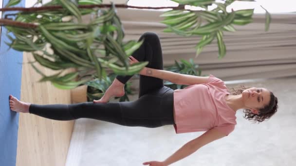 Jóga tělo a duše trénink doma žena dělá strom asana vertikální video 4k