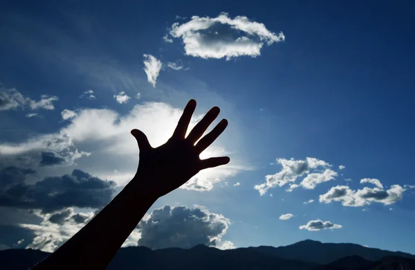 ellerini cennete kaldırdı