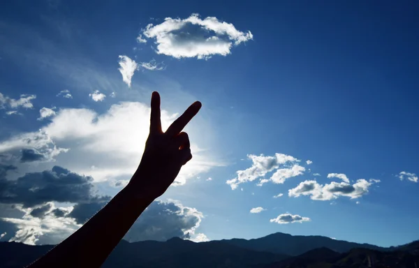 ellerini cennete kaldırdı