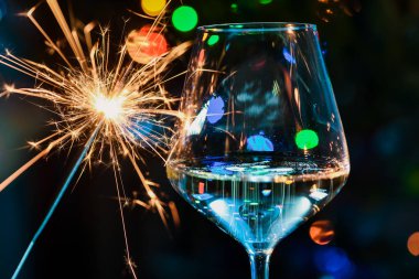 Yeni yıl şampanyası şarap bardağı ışığı