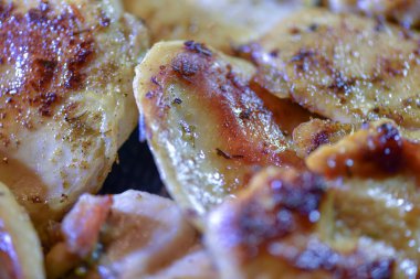 Lezzetli kızarmış et ve baharatlı.