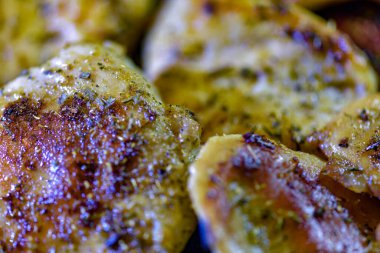 Lezzetli kızarmış et ve baharatlı.