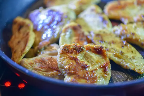 Lezzetli kızarmış et ve baharatlı.