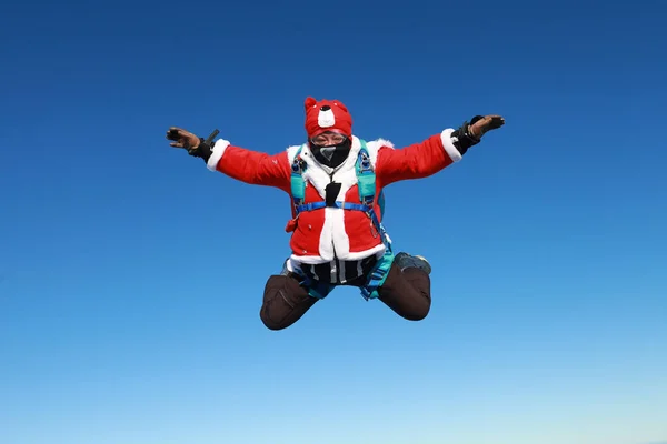 跳伞跳伞者打扮成圣诞老人 新年前的跳跃 — 图库照片