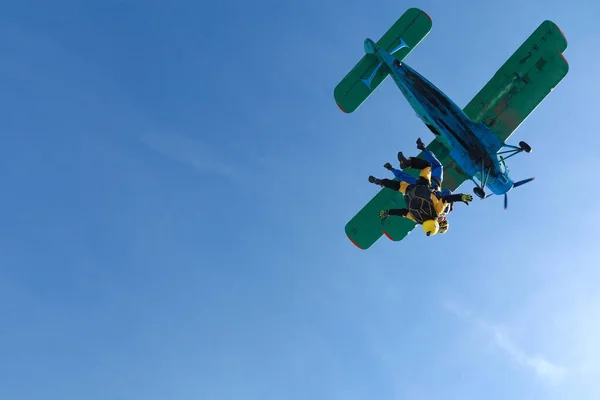 Skydiving Salto Tandem Dois Homens Estão Voando Divertindo Céu — Fotografia de Stock