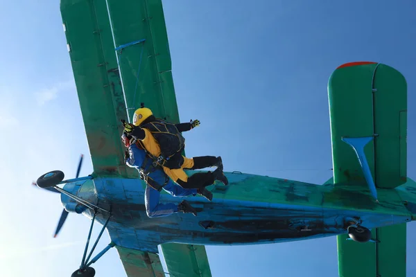 Skydiving Salto Tandem Dois Homens Estão Voando Divertindo Céu — Fotografia de Stock