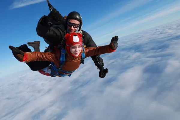 Skydiven Tandemsprong Een Gelukkig Meisje Haar Instructeur Vliegen Winterhemel — Stockfoto