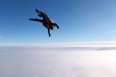 Skydiving. Çift atlama. Zıplama gökyüzünde.
