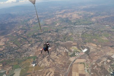 Yaz tatili. Gökyüzünde ikili atlama..