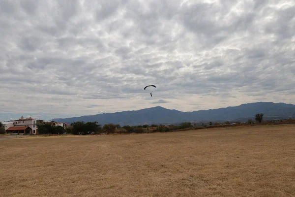Skydiving Aterragem Paraquedas Está Céu Nublado Imagens De Bancos De Imagens