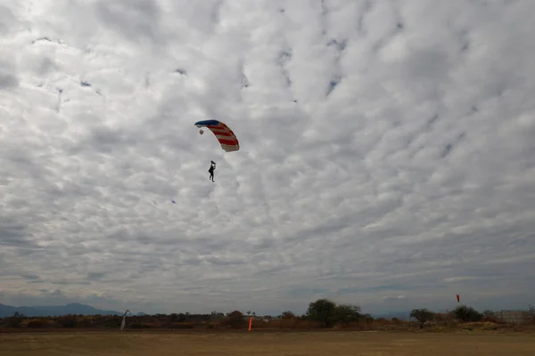 Skydiving Landning Fallskärm Den Molniga Himlen Stockbild