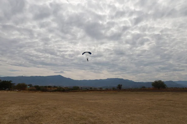 Skydiving Landning Fallskärm Den Molniga Himlen Royaltyfria Stockfoton