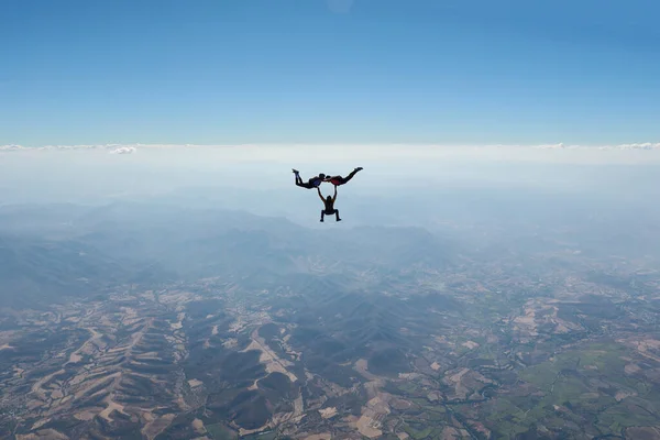 Skydiving Uma Silhueta Paraquedistas Está Céu Verão Skydivertem Céu — Fotografia de Stock
