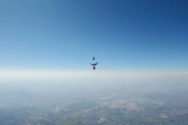 跳伞夏天的天空中有一个跳伞者的轮廓 跳伞者在空中玩得很开心 — 图库照片