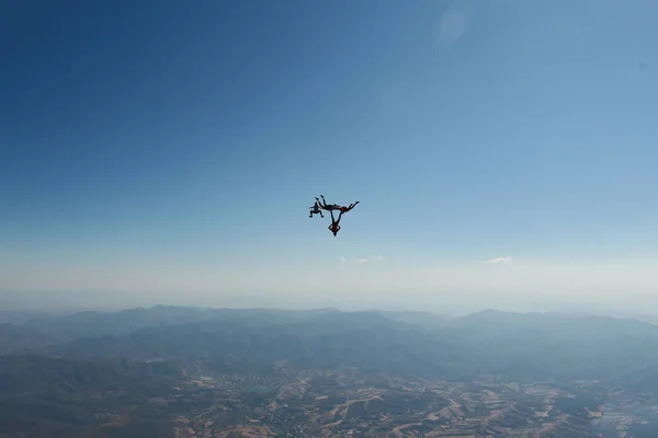 Skydiving Uma Silhueta Paraquedistas Está Céu Verão Skydivertem Céu Fotos De Bancos De Imagens Sem Royalties