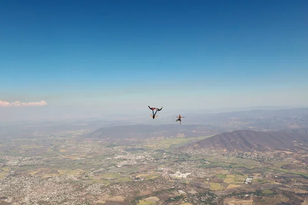 Skydiving Uma Silhueta Paraquedistas Está Céu Verão Skydivertem Céu Fotos De Bancos De Imagens