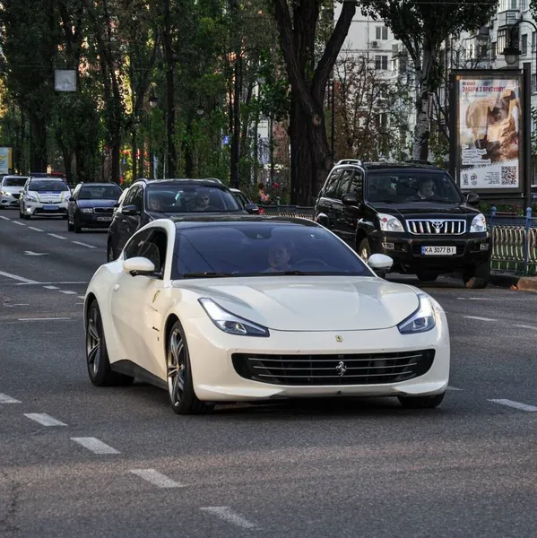 Beyaz Ferrari Ukrayna Caddesinde — Stok fotoğraf