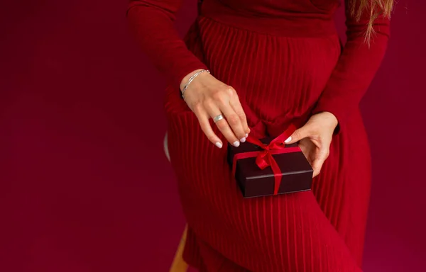 Kırmızı giysili kadın hediye kutusunu açtı, kırmızı çizgiyi çekiyor..