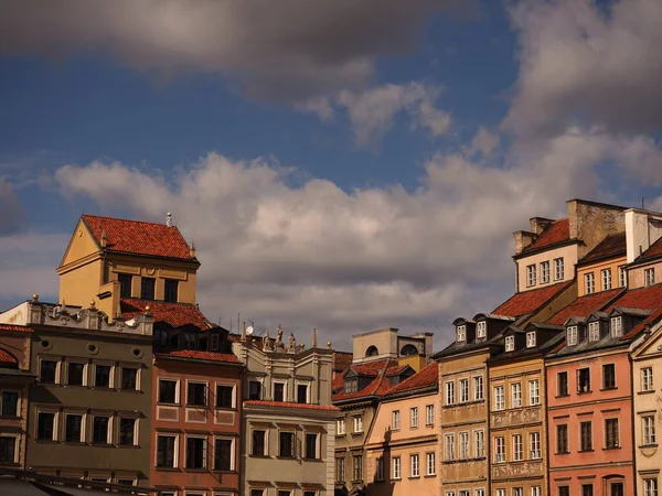 Eski Varşova kasabasındaki renkli binaların panoramik manzarası. — Stok fotoğraf