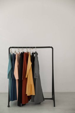 Beyaz arka planda eko keten elbiseli siyah minimalist raf.