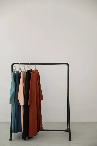 Beyaz arka planda eko keten elbiseli siyah minimalist raf.