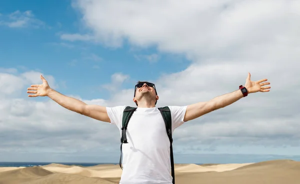 Brunet 'li adam ellerini açtı, pirinci açtı ve çölde gülümsedi..