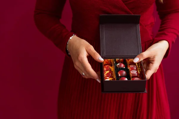 Kadın ellerindeki küçük bonbon kutusunu kapat. 